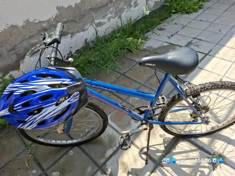 Bicicleta montaña azul con casco incluido - 3