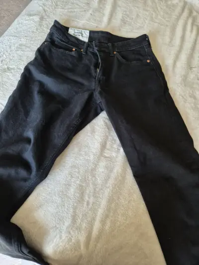 Jeans negros de corte regular para hombre - miniatura 1