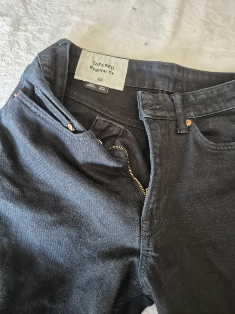 Jeans negros de corte regular para hombre - 2