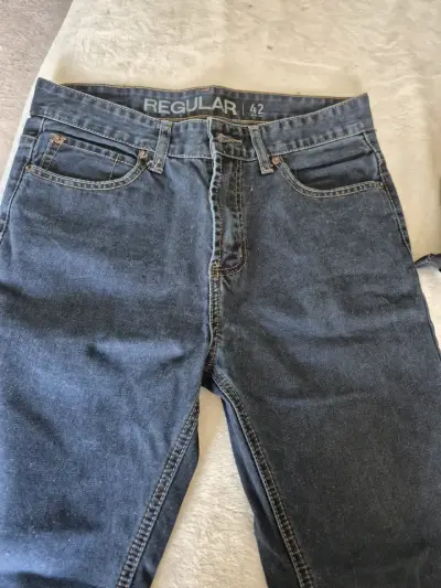 Jeans negros de corte regular para hombre - miniatura 3