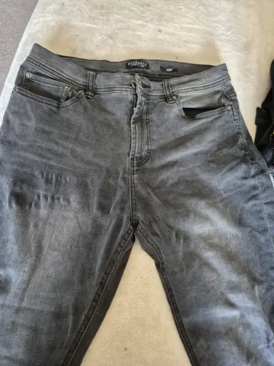 Jeans negros de corte regular para hombre - miniatura 5