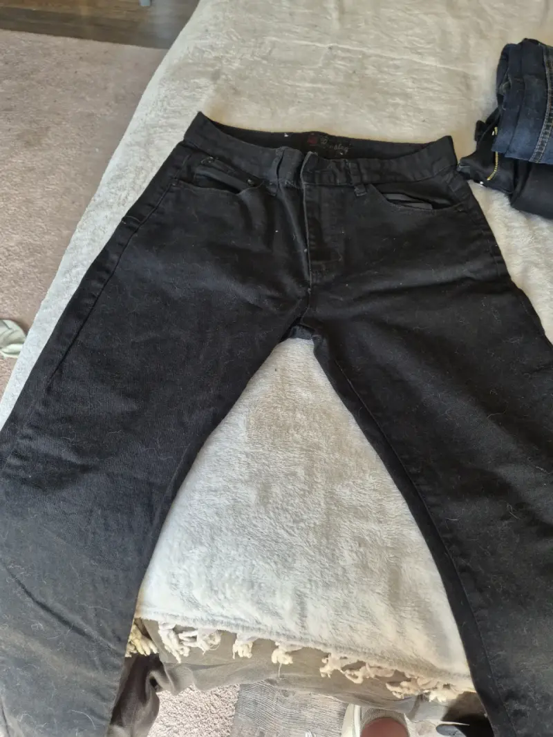 Jeans negros de corte regular para hombre - 6