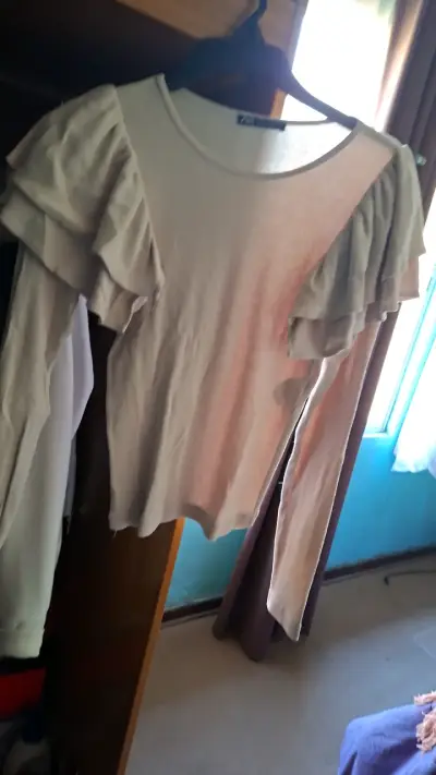 Polera manga larga con volantes Zara beige - miniatura 2