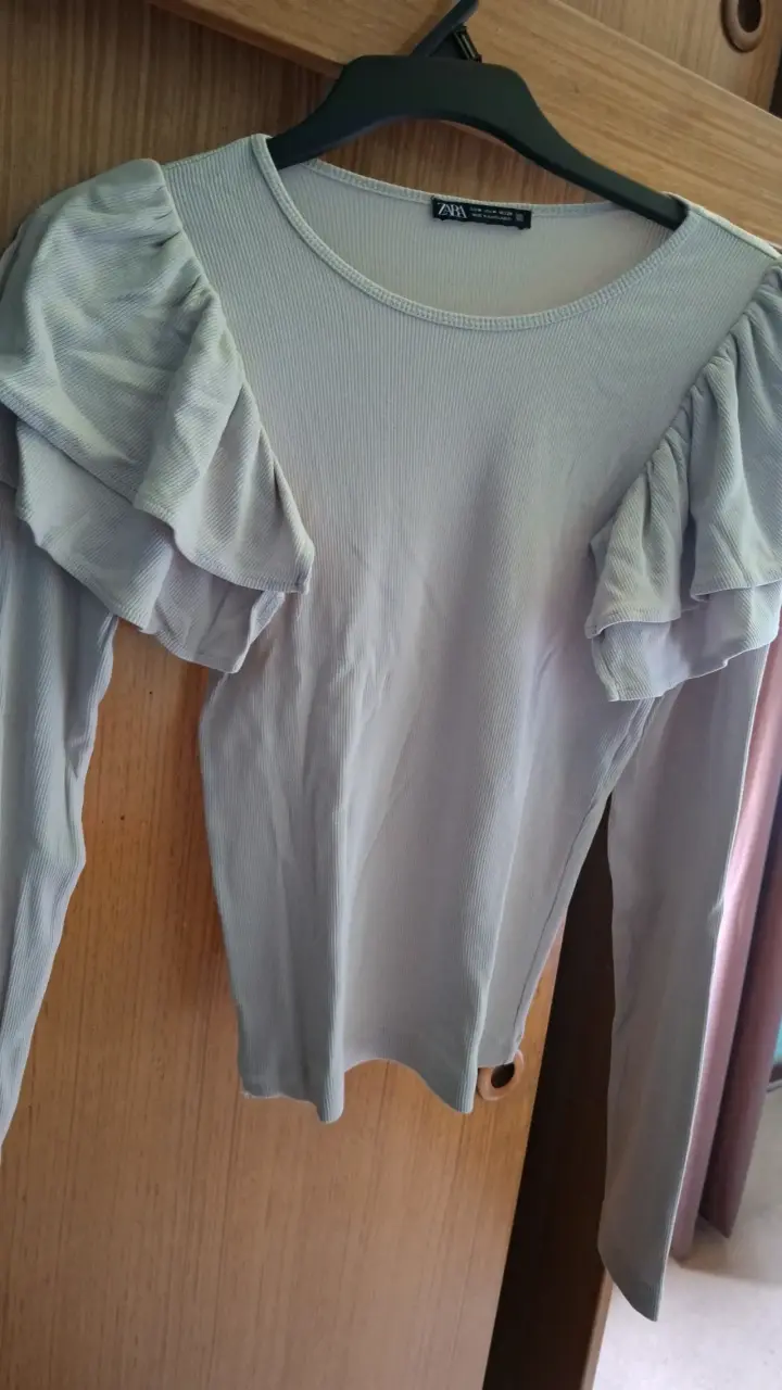 Polera manga larga con volantes Zara beige - 5