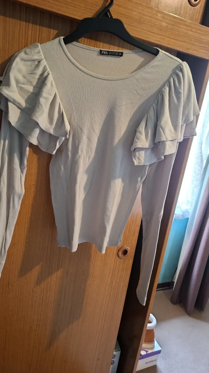 Polera manga larga con volantes Zara beige - 6