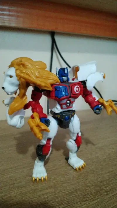 Figura Transformers leo prime - miniatura 2