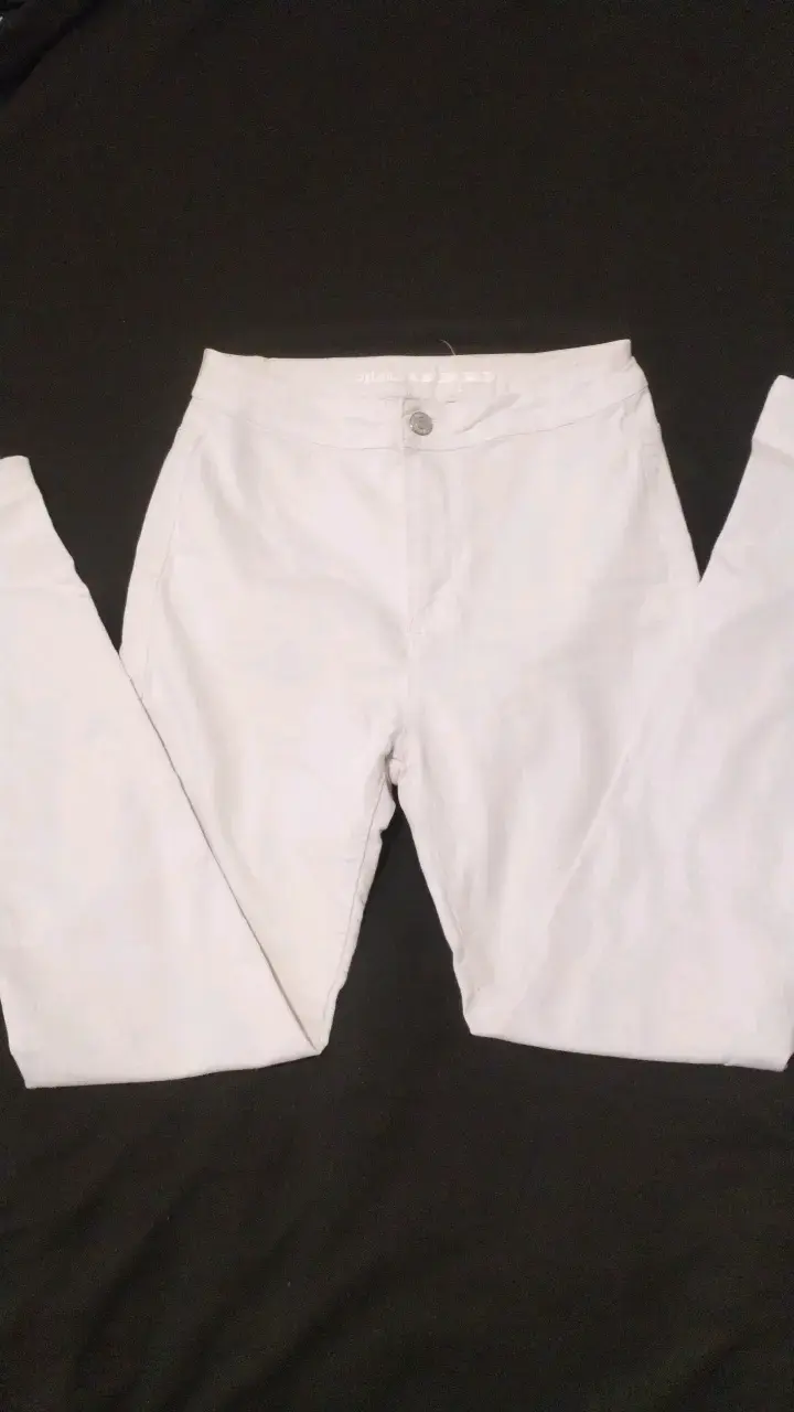 Pantalones blancos de mujer en buen estado