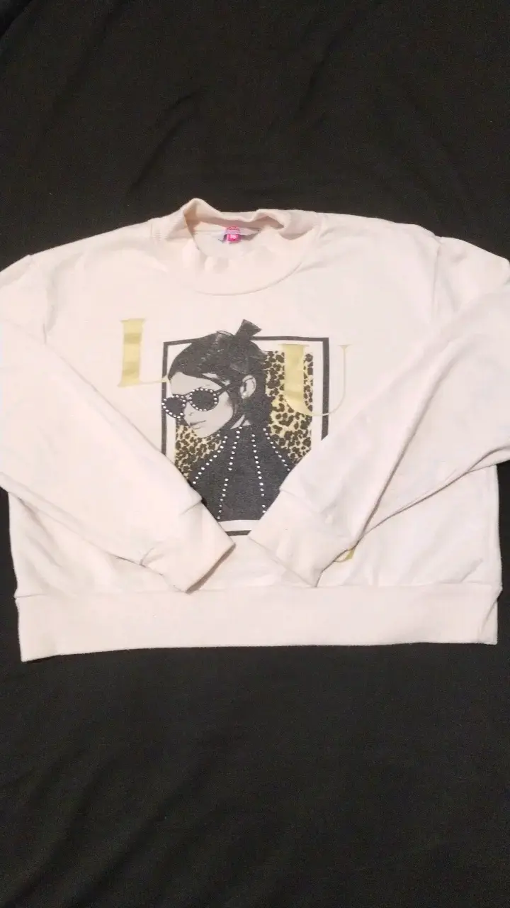 Polerón blanco con diseño gráfico de mujer
