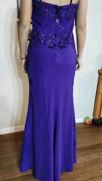 Vestido de noche largo morado con lentejuelas - miniatura 2