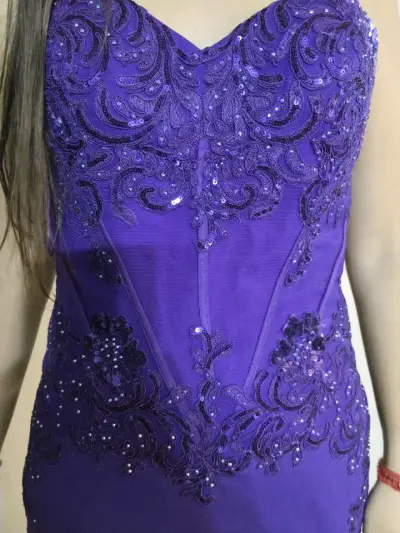 Vestido de noche largo morado con lentejuelas - miniatura 3