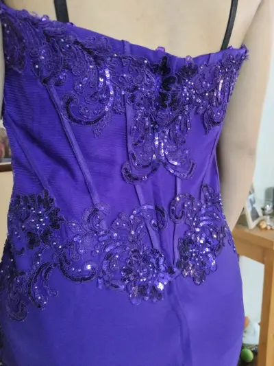 Vestido de noche largo morado con lentejuelas - miniatura 4
