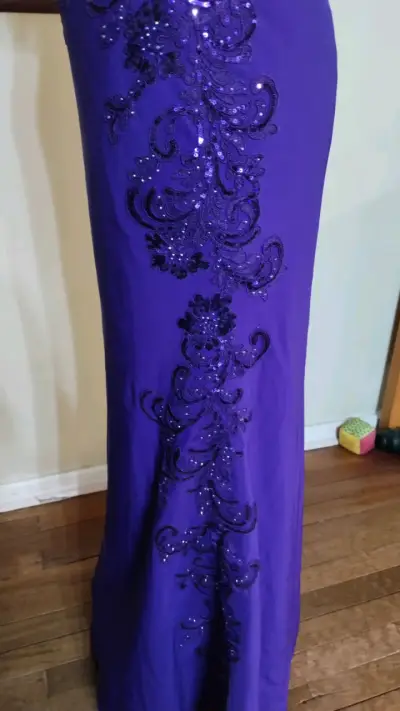 Vestido de noche largo morado con lentejuelas - miniatura 5