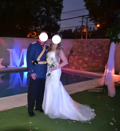 Vestido de novia corte sirena con encaje y detalle - miniatura 1