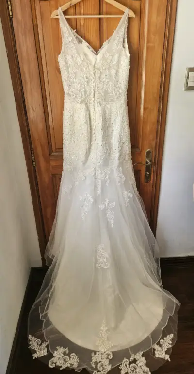 Vestido de novia corte sirena con encaje y detalle - miniatura 2