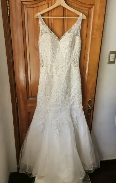 Vestido de novia corte sirena con encaje y detalle - miniatura 3