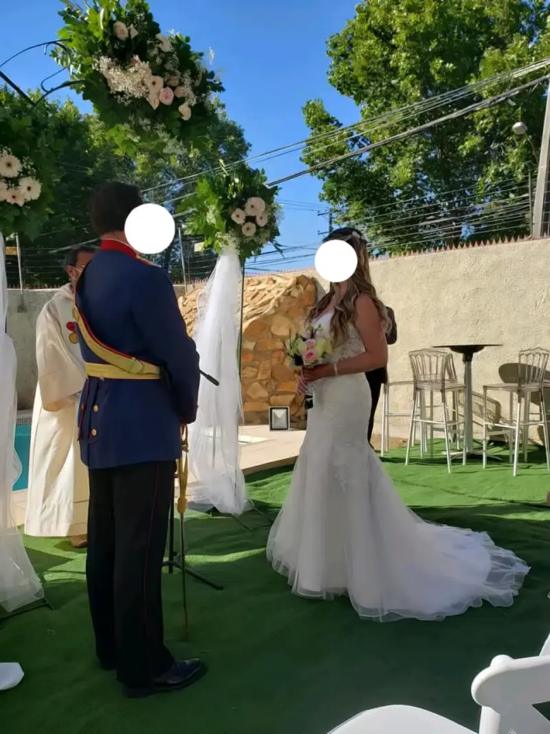 Vestido de novia corte sirena con encaje y detalle - 4