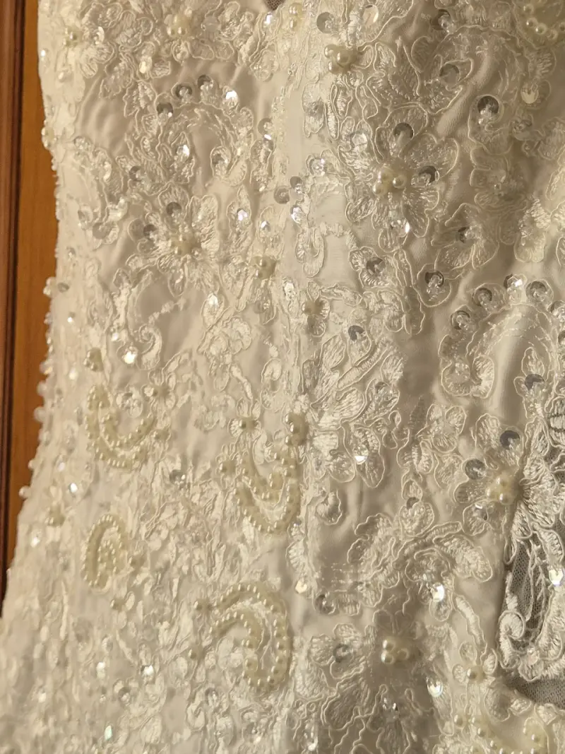 Vestido de novia corte sirena con encaje y detalle - 5