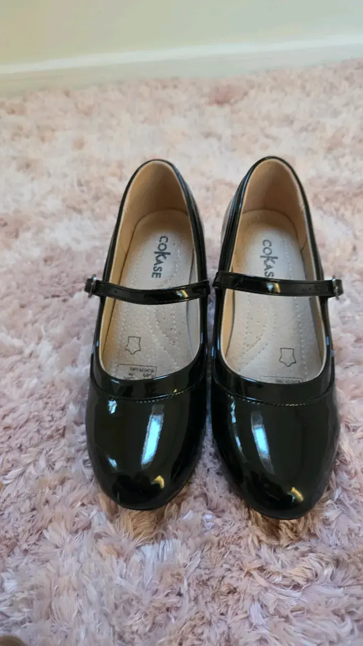 Zapatos de charol negro con tacón medio - 2