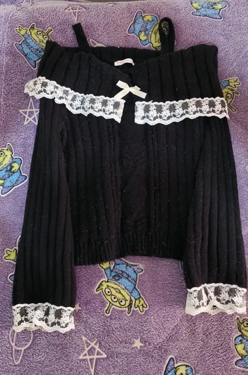 Suéter negro con encaje - 1