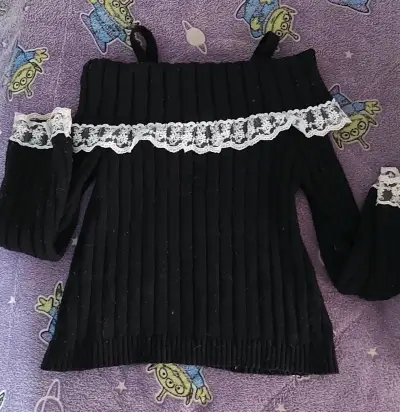 Suéter negro con encaje - miniatura 2