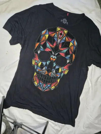 Polera negra con diseño de calavera colorida - miniatura 1