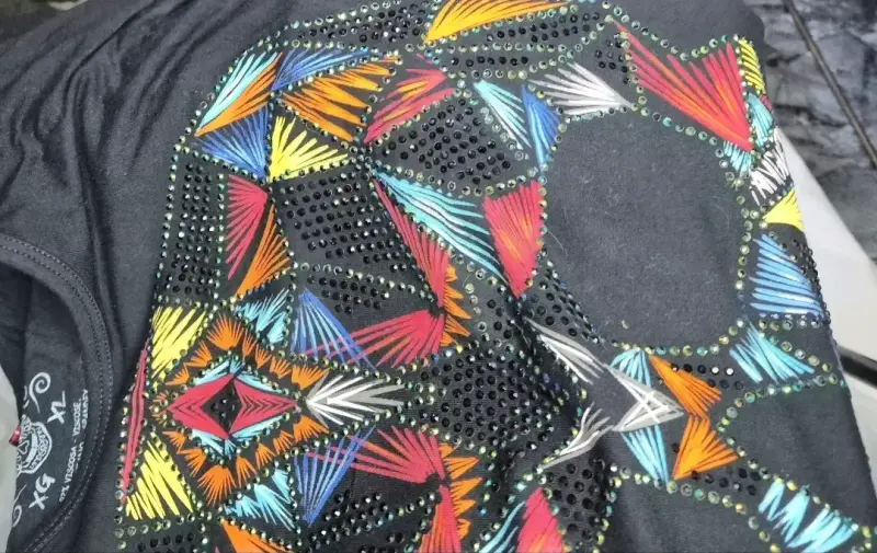 Polera negra con diseño de calavera colorida - 2