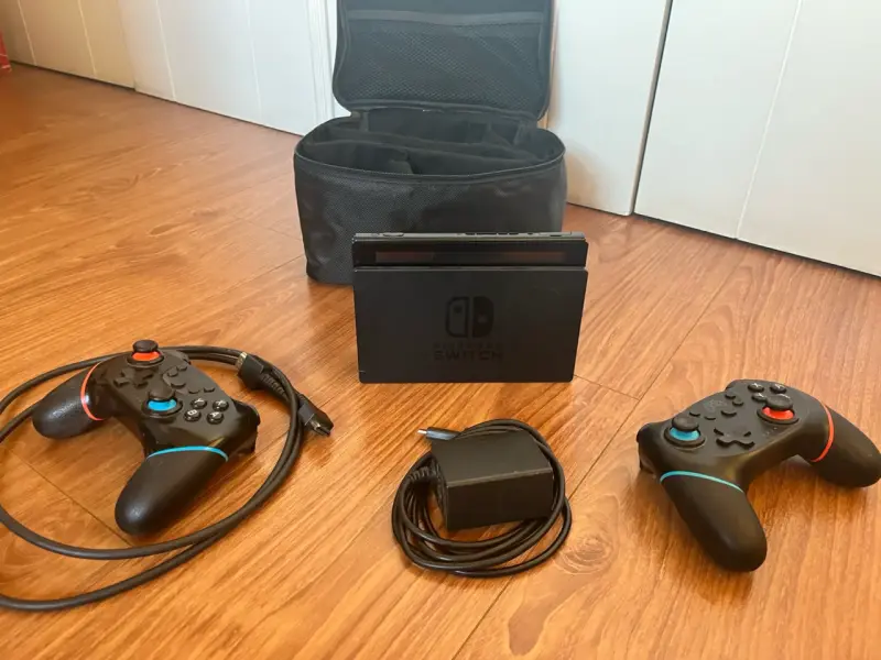 Consola Nintendo Switch con accesorios y estuche - 1