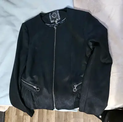 Chaqueta negra con cierre - miniatura 1