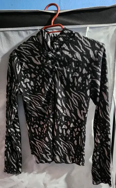 Polera de manga larga estampada animal print - miniatura 1