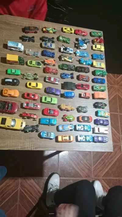 Colección de autos de juguete variados hotweels - miniatura 1