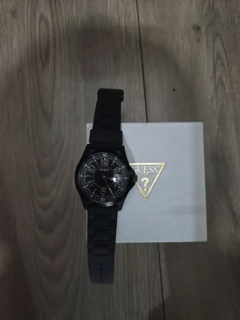 Reloj Guess negro con correa de silicona