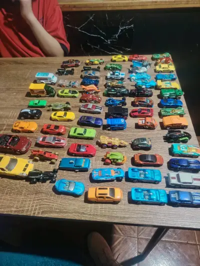 Colección de autos de juguete variados - miniatura 1