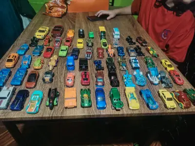 Colección de autos de juguete variados - miniatura 2