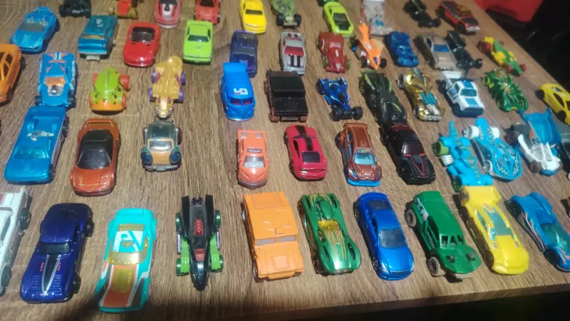Colección de autos de juguete variados - 3
