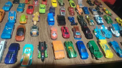 Colección de autos de juguete variados - miniatura 3