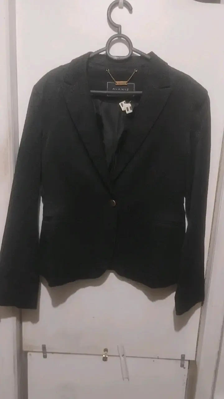Blazer negro con diseño floral Alaniz