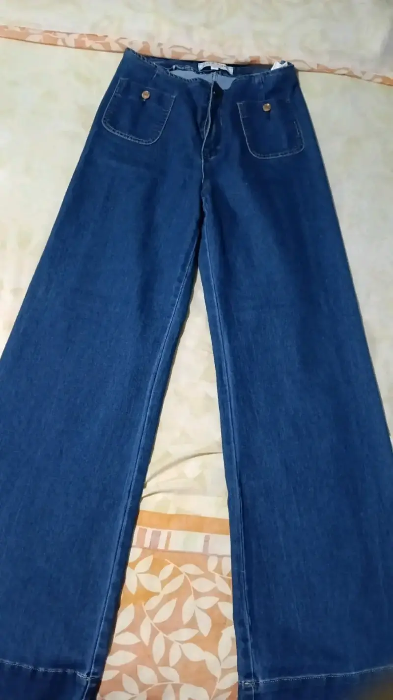 Jeans acampanados de mezclilla azul para mujer - 1