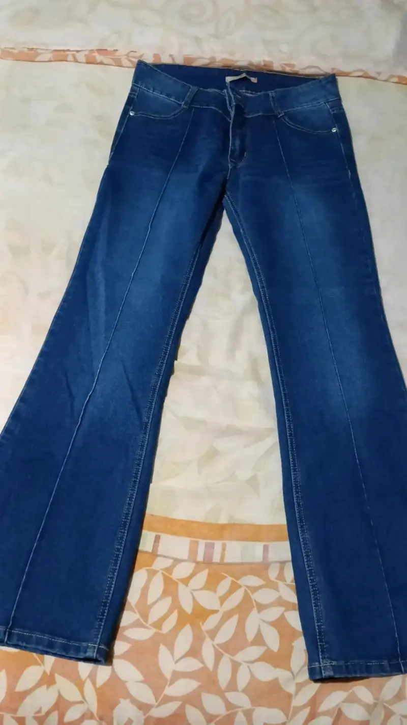 Jeans acampanados de mezclilla azul para mujer - 2