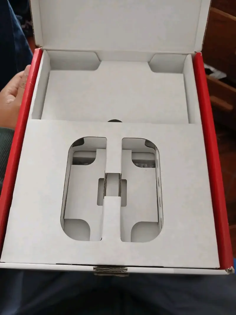 Caja Nintendo Switch Edición Especial Roja - 2