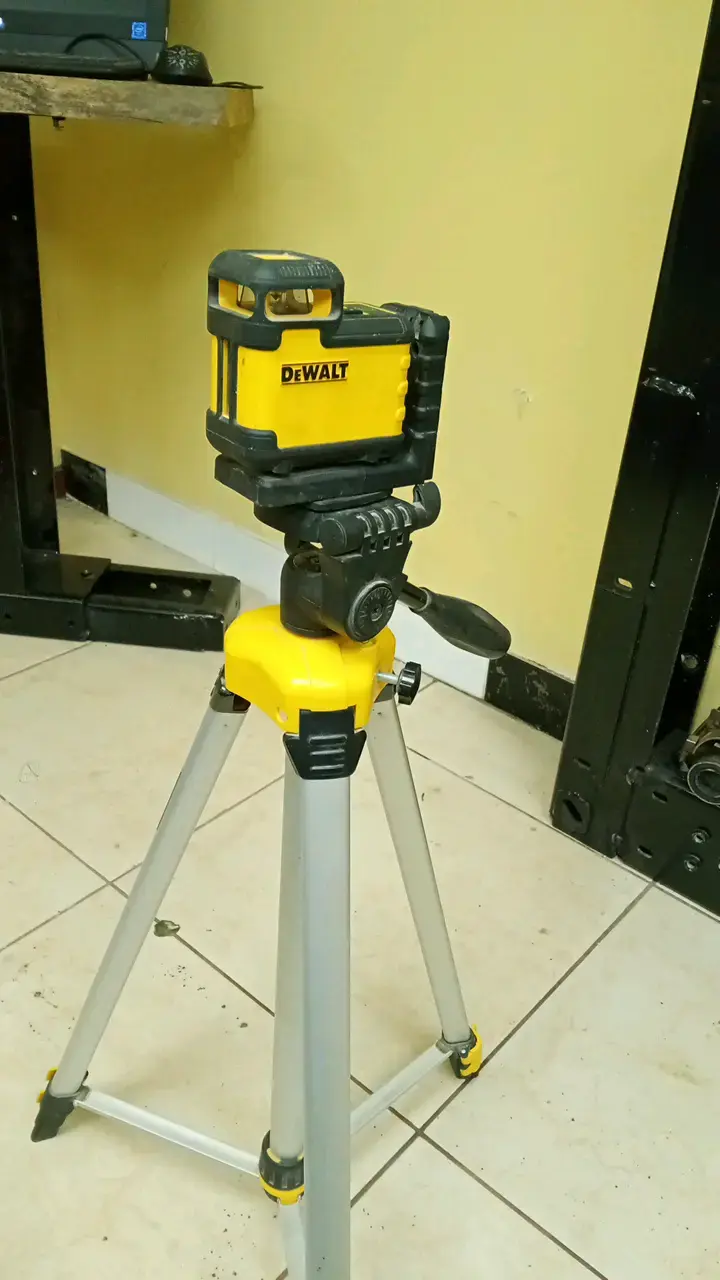 Nivel láser rotativo DeWalt con trípode