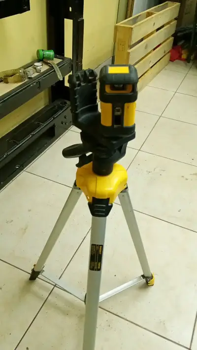 Nivel láser rotativo DeWalt con trípode - miniatura 2