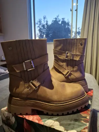 Botas de cuero marrón con hebillas - miniatura 1