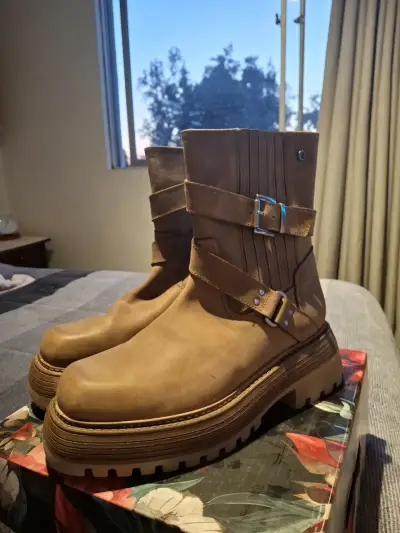Botas de cuero marrón con hebillas - miniatura 2