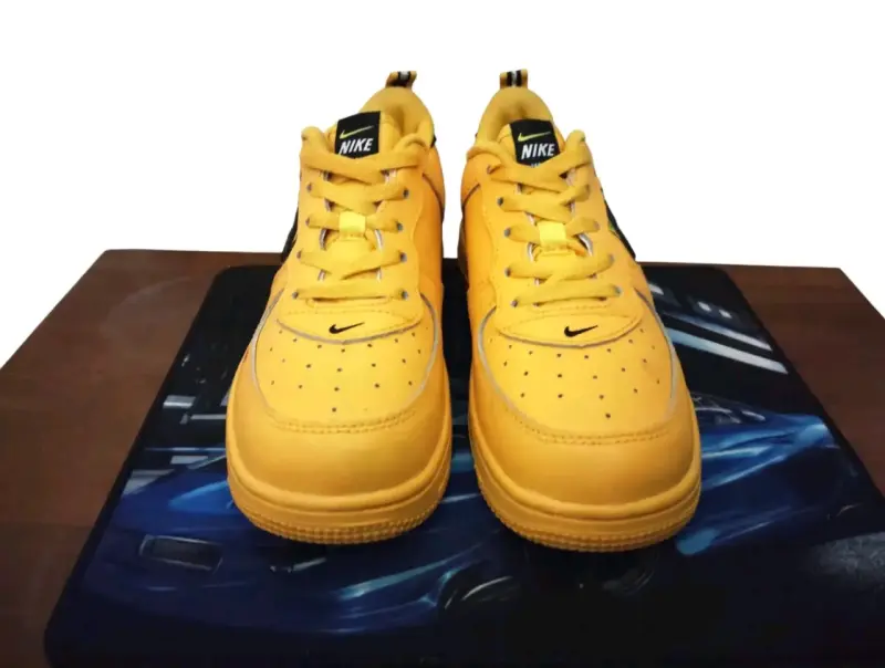 Zapatillas deportivas amarillas Nike para niño - 1