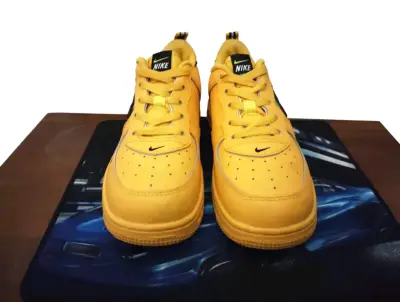 Zapatillas deportivas amarillas Nike para niño - miniatura 1