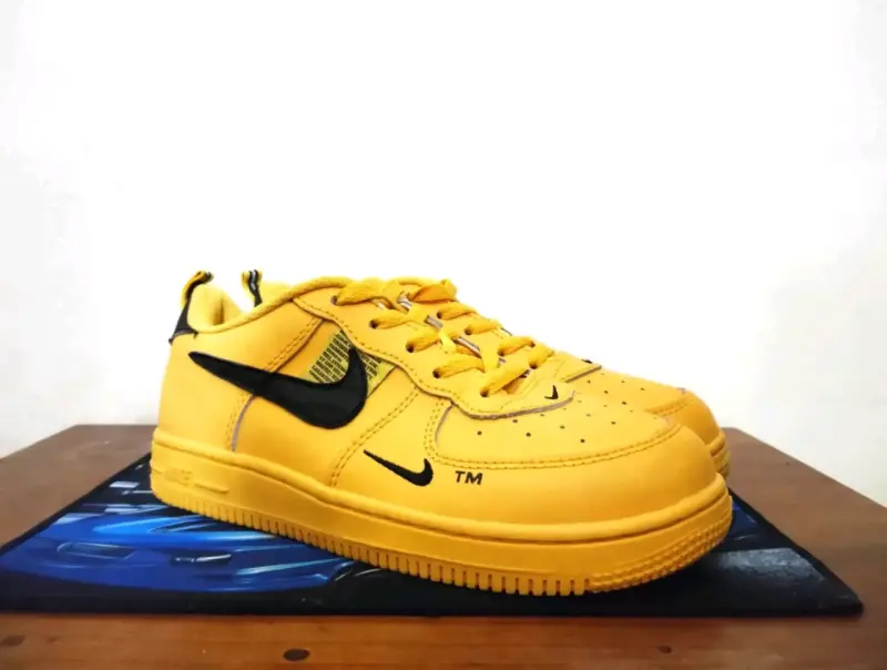 Zapatillas deportivas amarillas Nike para niño - 2