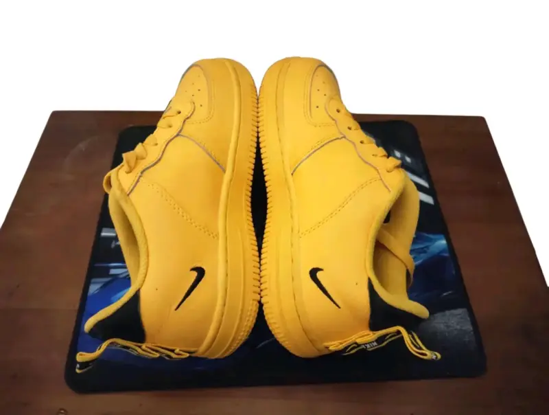 Zapatillas deportivas amarillas Nike para niño - 4
