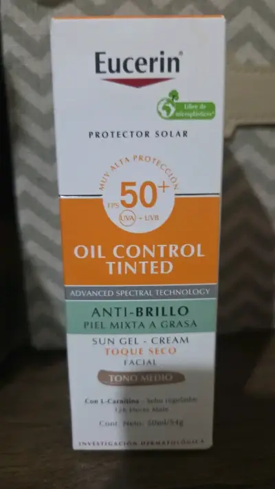 Protector solar Eucerin FPS 50+ oil control - miniatura 1