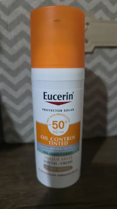 Protector solar Eucerin FPS 50+ oil control - miniatura 2