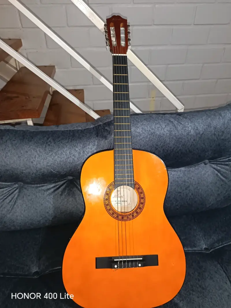 Guitarra clásica Kapok con funda y accesorios - 3